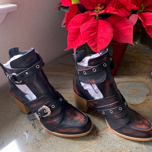 Booties Size 8 - Picture 4 of 5